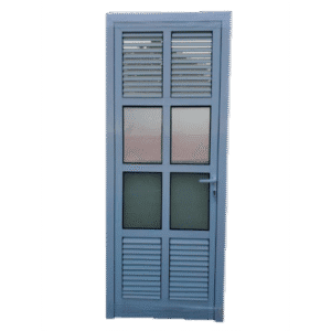 Puerta reticulada con vidrio nevado y tablillas ventilables