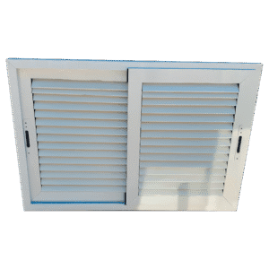 Diseño funcional de lamas en aluminio para ventilación continua. Ideal para cuartos de servicio, áreas técnicas o espacios que requieren flujo de aire sin comprometer la privacidad. Acabado resistente y fácil de mantener.