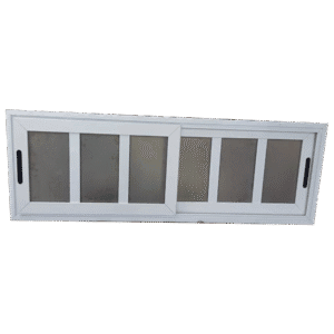Ventana corrediza de aluminio blanco con diseño tipo colonial de 6 paneles verticales de vidrio esmerilado. Su estilo clásico ofrece un equilibrio perfecto entre ventilación, privacidad y estética. Ideal para salas, cocinas o fachadas que buscan un toque decorativo sin sacrificar funcionalidad.