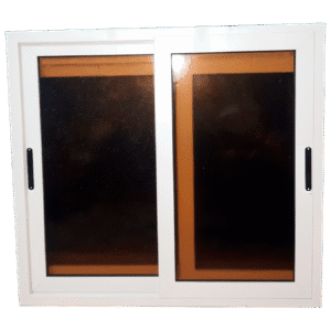 Ventana corrediza de gran formato, con marco metálico blanco y vidrio oscuro para mayor privacidad y control de luz. Su diseño de dos hojas deslizables permite una ventilación eficiente y es ideal para salas, dormitorios o fachadas modernas. Perfecta para equilibrar funcionalidad y estilo.