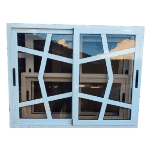 Ventana corrediza blanca de aluminio con vidrio ahumado y diseño moderno de líneas irregulares. Aporta estilo y personalidad a cualquier espacio. Ideal para fachadas, salas o cocinas con un toque contemporáneo.