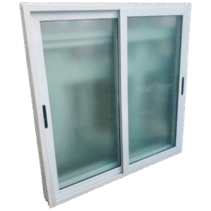 Ventana corrediza de 2 hojas fabricada en aluminio blanco, equipada con vidrio esmerilado para mayor privacidad sin sacrificar la entrada de luz natural. Su sistema deslizante es práctico, silencioso y de fácil mantenimiento, ideal para baños, cocinas o espacios interiores donde se desea ventilación y estética limpia.