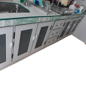 Bajo meseta de puertas de aluminio y cristal con gavetero